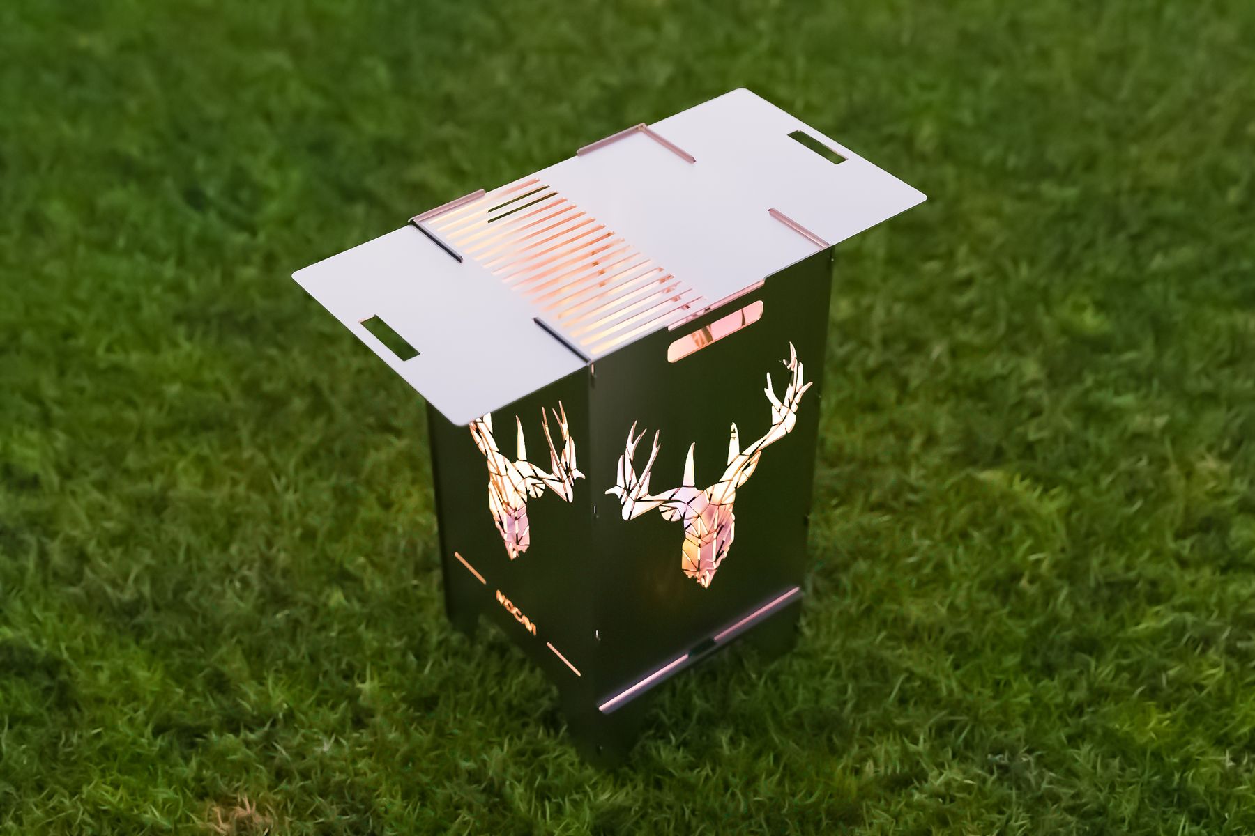 Eine von zahlreiche Erweiterungen für Deine MOCAVI Fire Feuerstelle, hier Grillrost-Plancha mit Ablage.