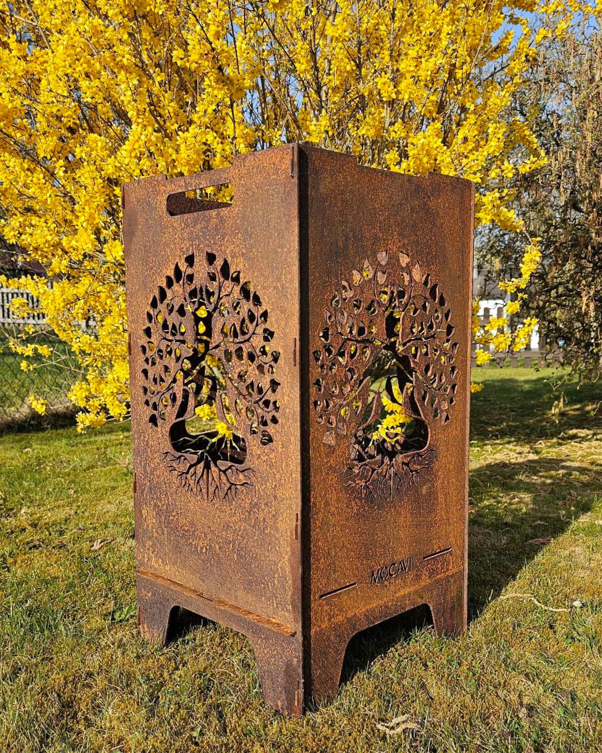 Feuertonne mit Rostpatina in Gebrauch, platziert in einem Gartenumfeld