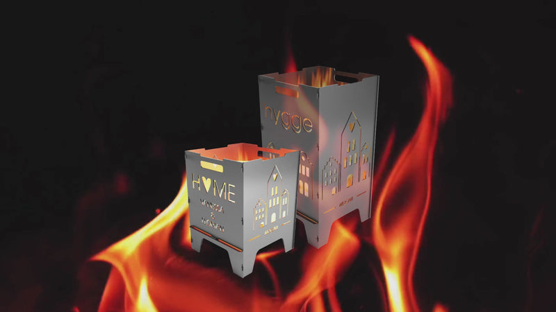Video ohne Ton: Kleine und große graue MOCAVI-Fire mit Hygge-Motiven vor loderndem Flammenspiel. 