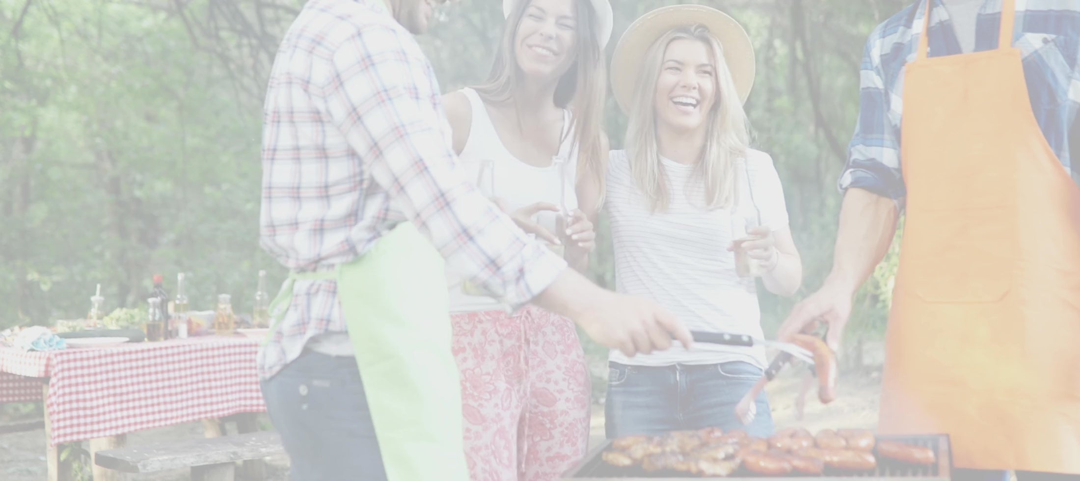 Video laden: Videoaufnahme einer ausgelassenen Grillparty mit Freunden, ohne Ton

